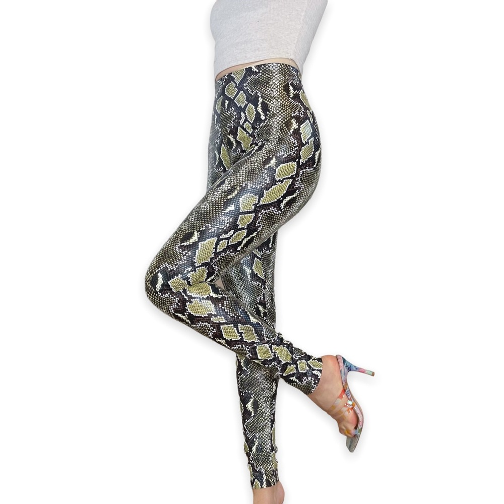 Commando Snake Print Leggings in Black, Gray & Yellow - Picture 13 of 16